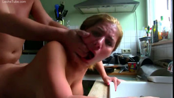 Sexo fuerte con mi rubia tetona en la cocina