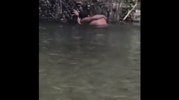 Dominicanos follando en el río al aire libre