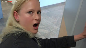 Rubia cachonda mamando y follando en su trabajo