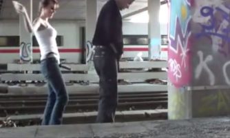 Esposa viola a su marido en la vía del tren