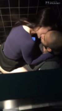 Encontré a mi novia follando con otro en el baño
