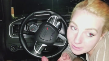La rubia de oro chupando en el carro sexo oral