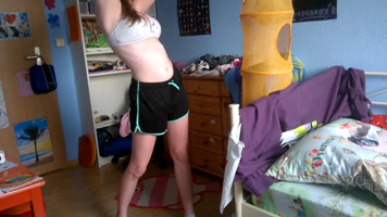 Teen makes her xxx video undressing for social networks