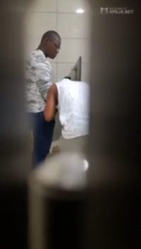 Vídeo viral de dos hombres masturbándose en el baño de sambil