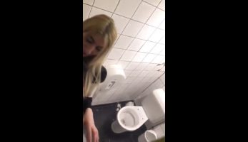 La amiguita es pillada singando en el baño de la disco
