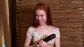 Dolly Little - Dildo enorme en una niña pequeña XXX