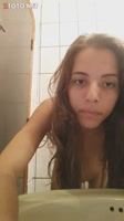 Ruba adolescente Bien Buena Masturbandose en el baño
