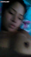 Jovencita latina que se masturba haciendo selfie nocturno