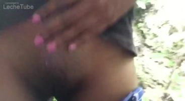 Linda chica de Sri Lanka se divierte al aire libre en Forest2