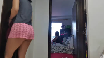 Joven colombiana se masturba en un descuido de su madre