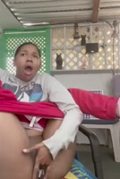 Joven negra se masturba en un buen momento