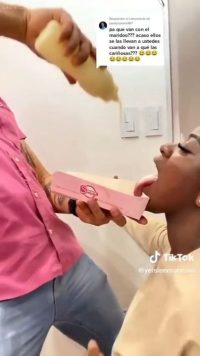 Mujer chupando Waffles en Severo Sin Verguenza