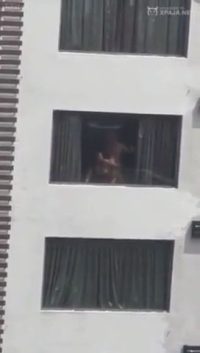 Pareja dominicana singando a vista de todos en un apartamento