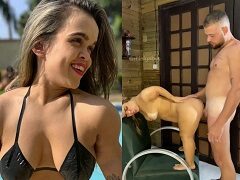 La enana Mini Gabys follando de pie en la silla