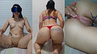Latina culona de tetas pequeñas se graba masturbándose