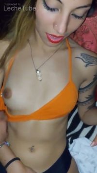 Encuentro a Mi Hermanastra Tocándose, me La Follo y Acabo En Su Cara