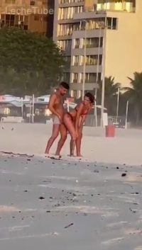 Novios en la playa de miami follando al aire libre