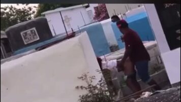 Ya los dominicanos ni el cementerio respectan mira como singan