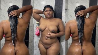 Ya no aguanta las ganas y se masturba en la ducha