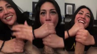 Lol Su hermana sorprendida por que se la estan chupando al novio