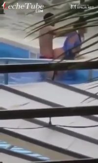 DJsammy singando al aire libre con ross maria En la piscina