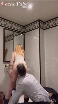 Polvo arriesgado en el baño con una cita traviesa