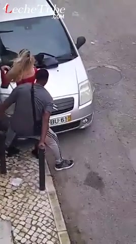 Ragazza montata in strada da un nero Italiani