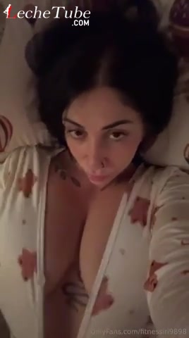 Morettina tettona si filma sul letto in pigiama e si sistema le tette