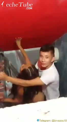 Pillados en el baño singando y siguen como que nada es nada
