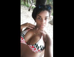 Lisbeth tetona dominicana en playa