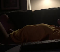 Orgasmo intenso de esta adolescente