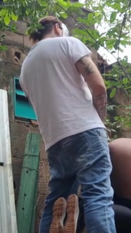 Se folla a la pequeña de la criada