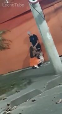 Jovencita chupando la verga del novio en la calle
