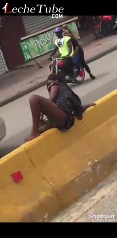 Haitiana en plenas calles de RD masturbandose con una presidente