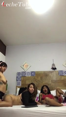 Tres Amigos Follan y Hacen un Video Con Arnés