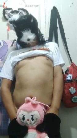 Therianfemboy Tímidamente se muestra poco con su muñeco rosa